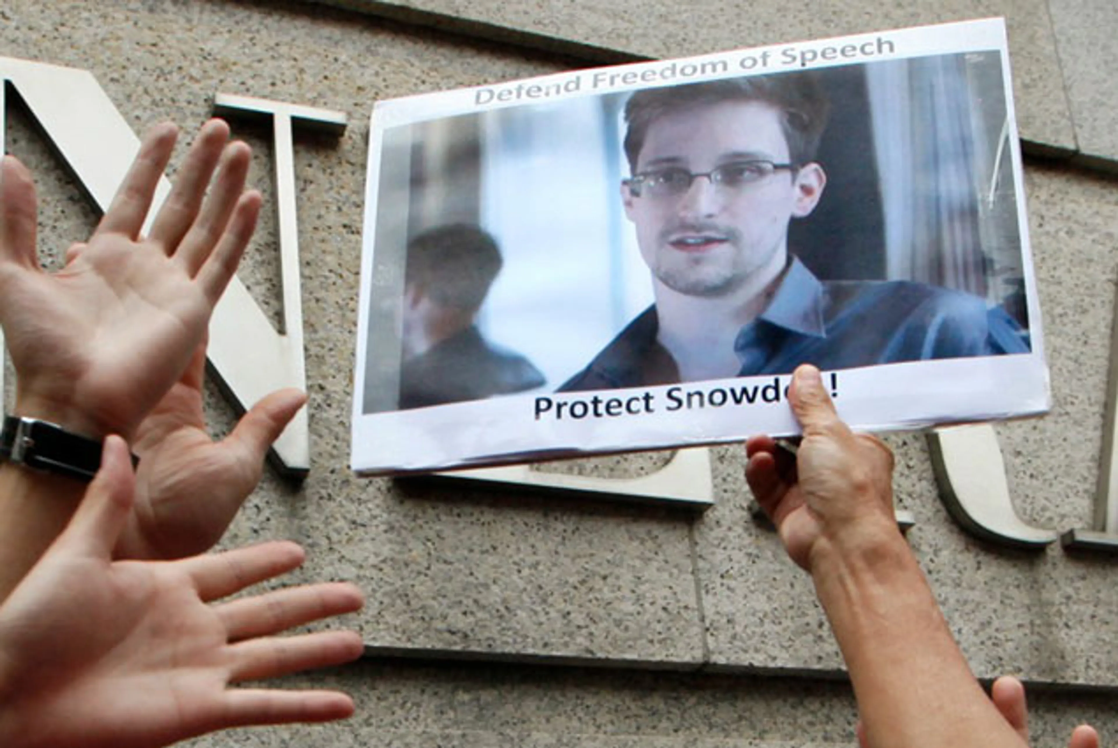 Капитал - Спецслужбы Британии могут шпионить с помощью смартфонов