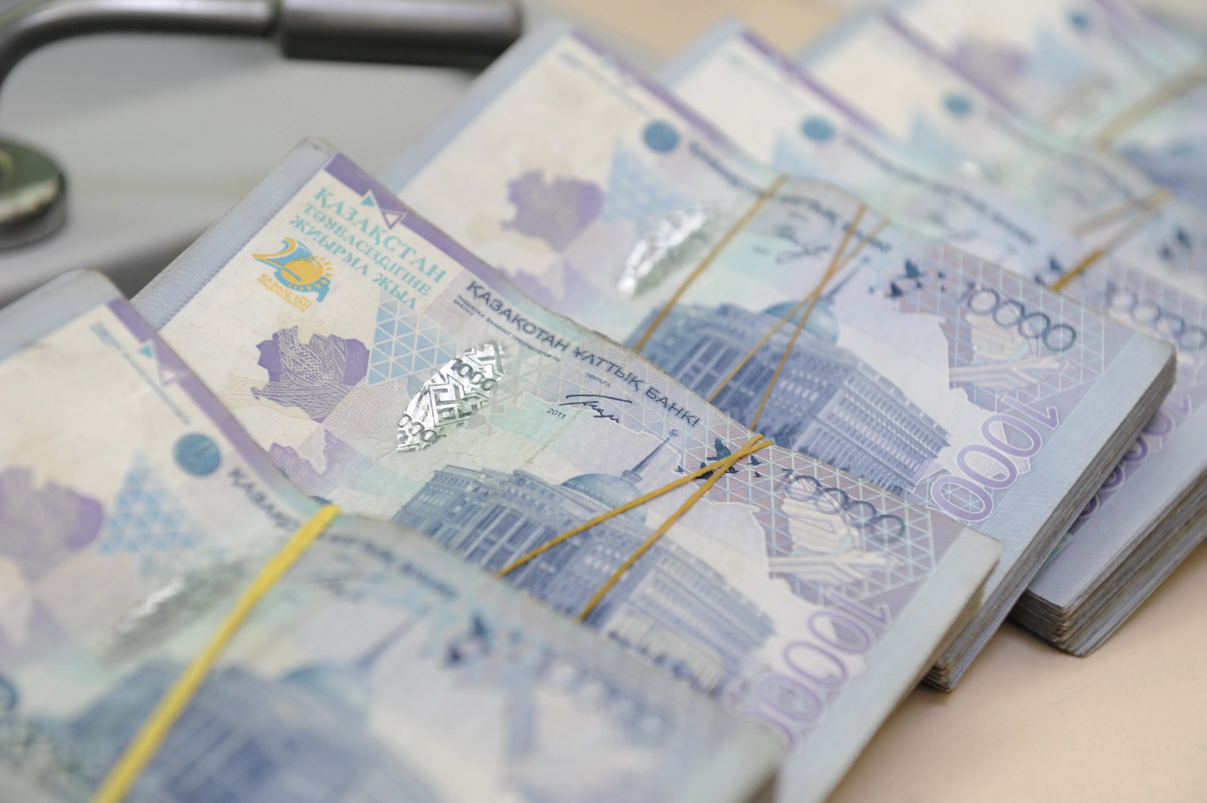 Капитал - Тенге укрепляется после недели падения