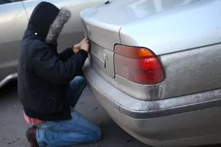 Капитал - В Алматы студент похищал с автомобилей госномера