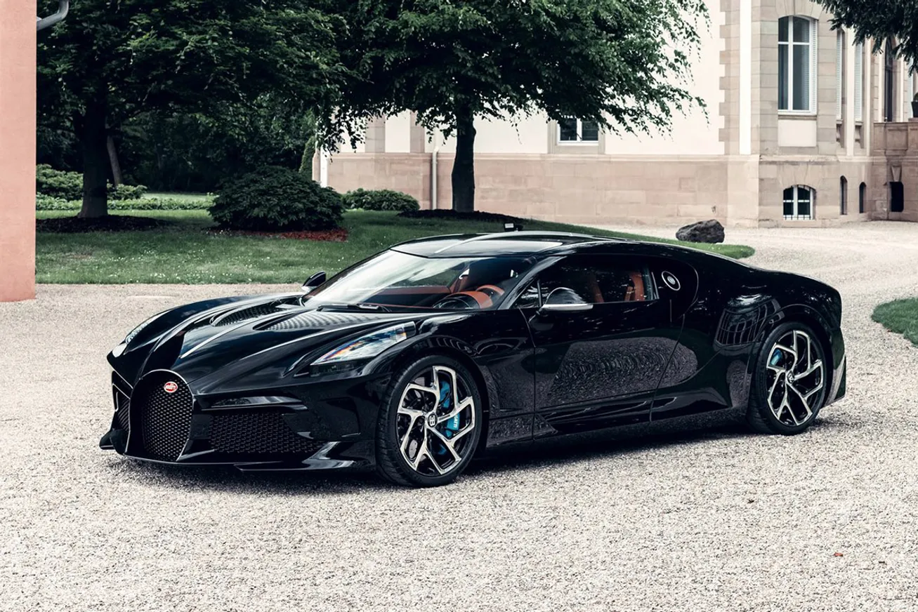 Land Cruiser 300, новый Sportage и готовый La Voiture Noire - фото kapital.kz