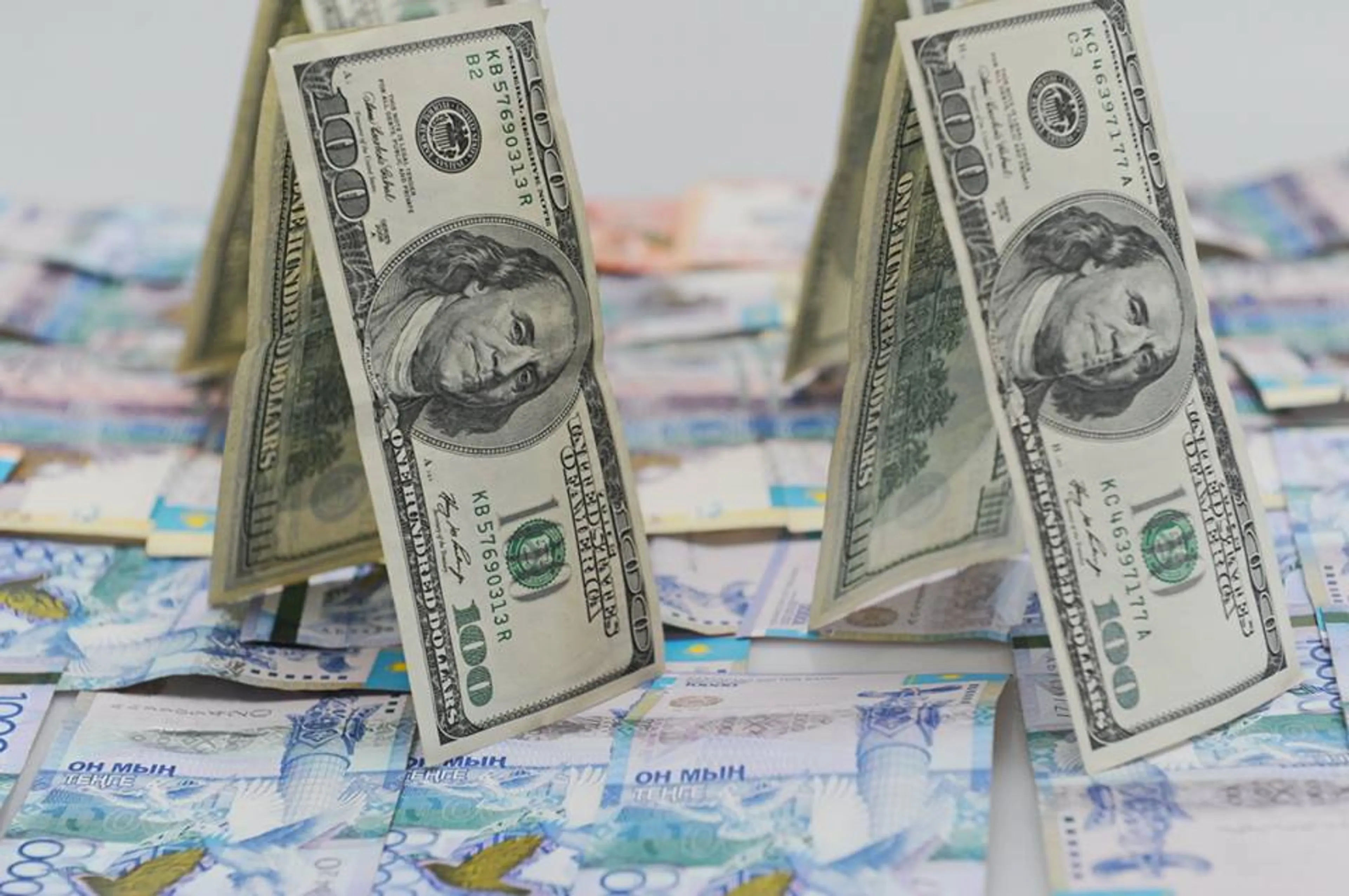 Капитал - Дневные торги - 333,18 тенге за 1 доллар