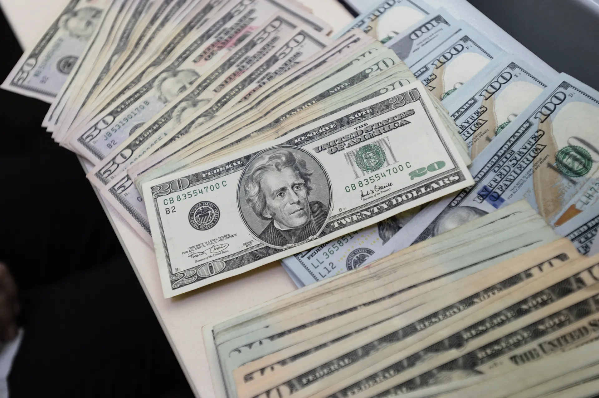 Капитал - Среди казахстанцев растет спрос на доллары