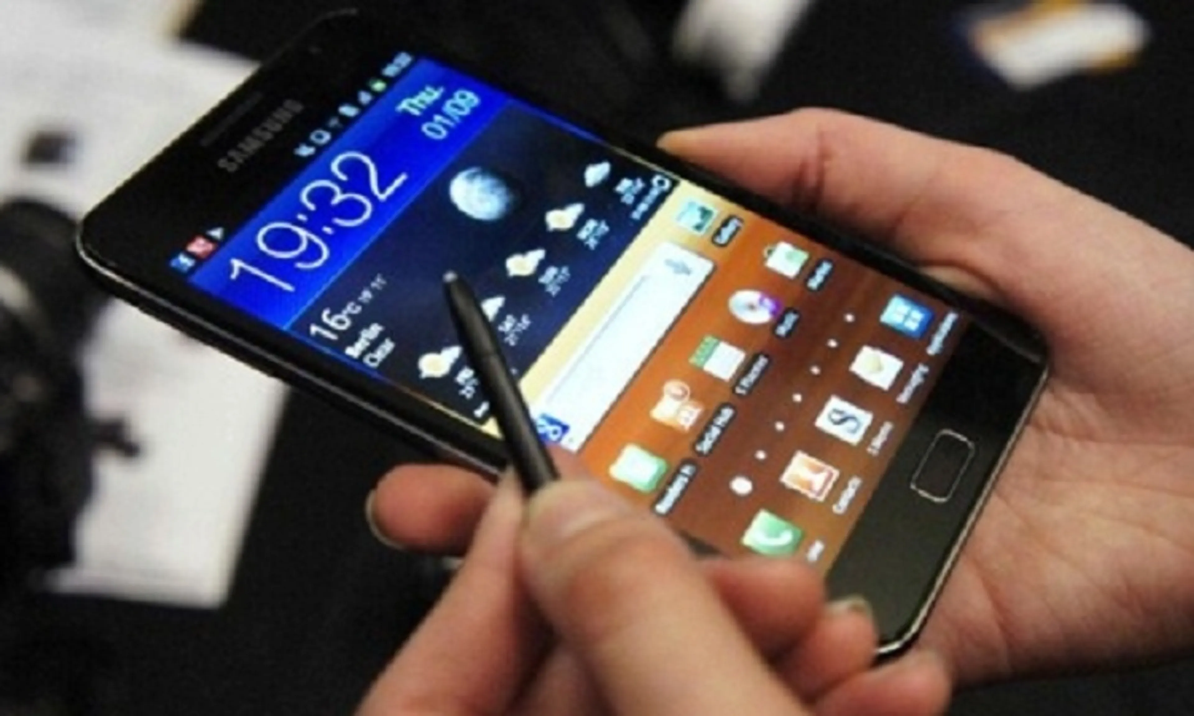 Капитал - Samsung готовит 4 неизвестных смартфона-гиганта