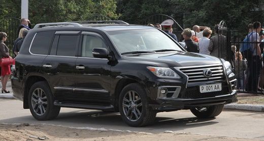 Аким области ездил на двух автомобилях Lexus с одним и тем же номером- Kapital.kz