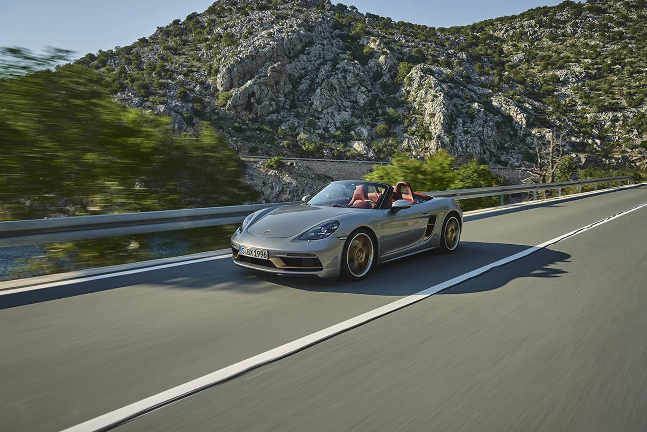 Лучшие авто года, новые лого Kia и GM, юбилей Boxster - фото kapital.kz