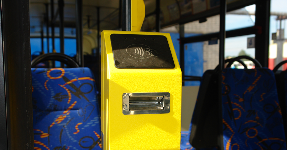 Стационарный валидатор. 1. Валидатор в общественном транспорте. Валидатор транстелематика вм 18. Терминал транспортный валидатор.