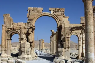 Капитал - Боевики ИГ разрушили в Пальмире Триумфальную арку