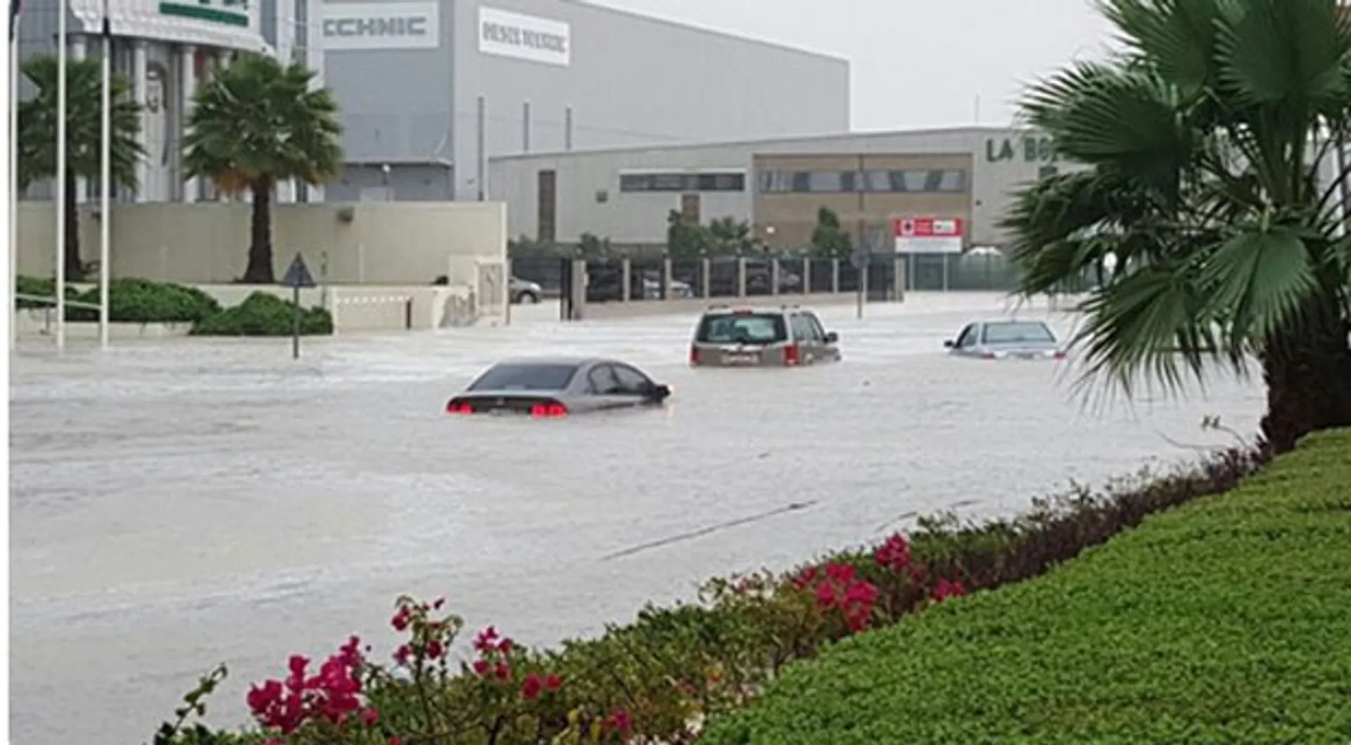 Капитал - Дожди затопили Дубаи и Абу-Даби
