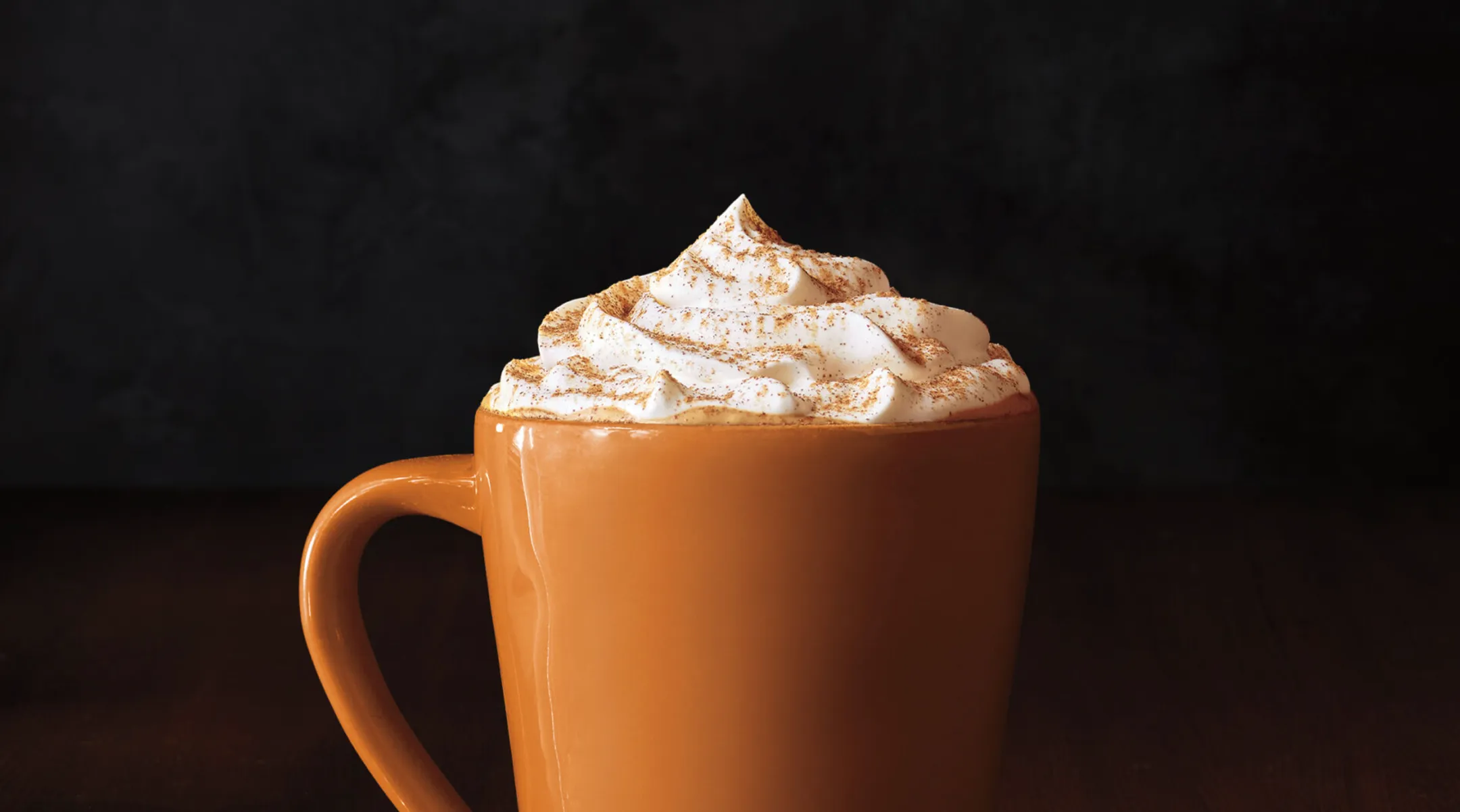 Pumpkin Spice Latte (тыквенно-пряный латте) был запущен в продажу осенью 2004 года – так родилась новая сезонная традиция. Фото: starbucks.com