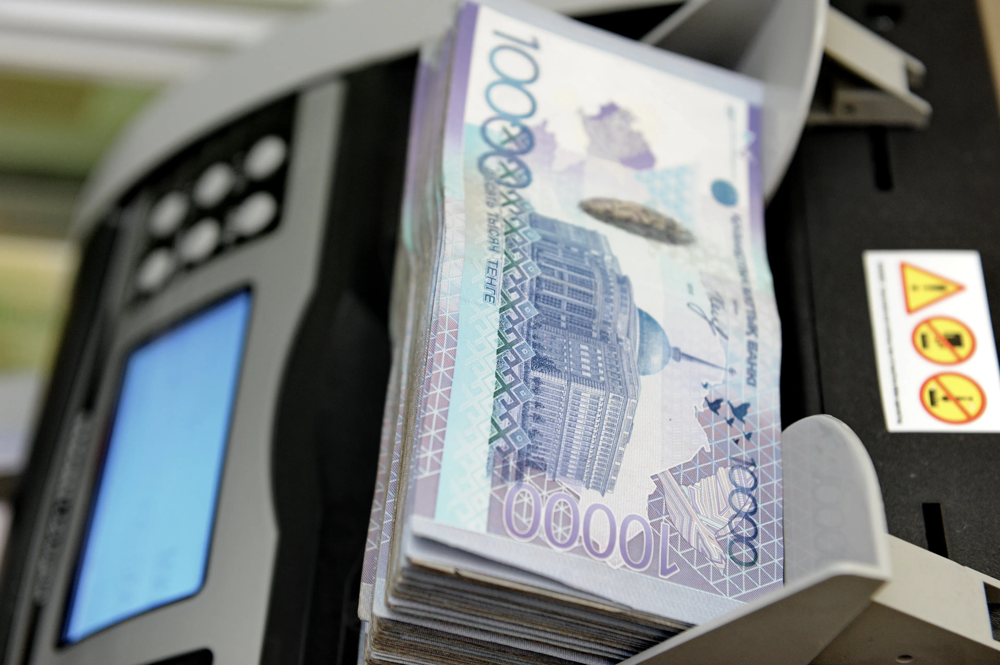 Капитал - За неделю нацвалюта отыграла у доллара почти 2 тенге