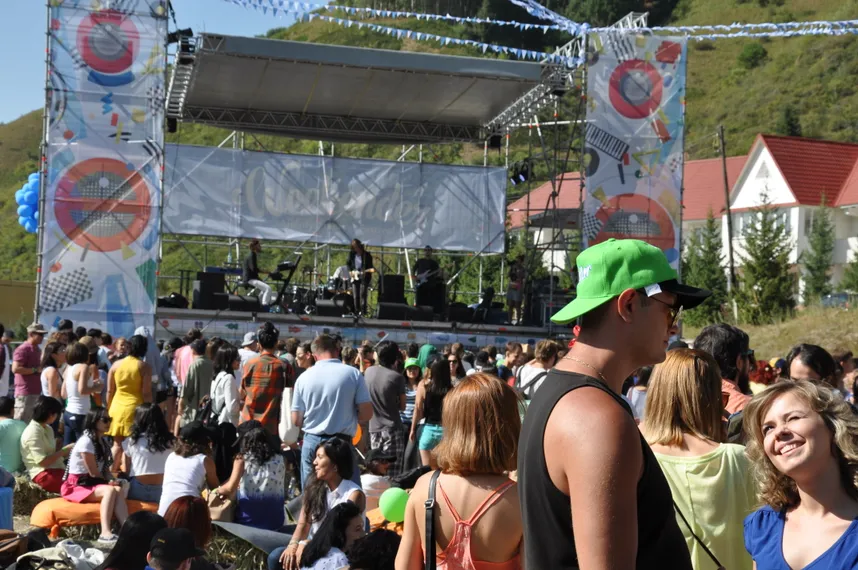 Капитал - Weekender – очки, шляпы и тату