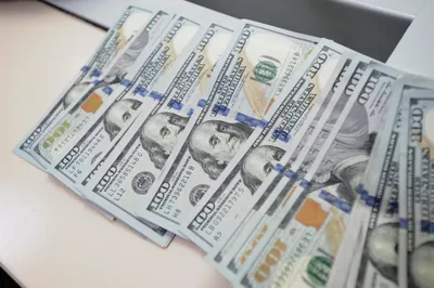 В обменных пунктах доллар продают по 375 тенге