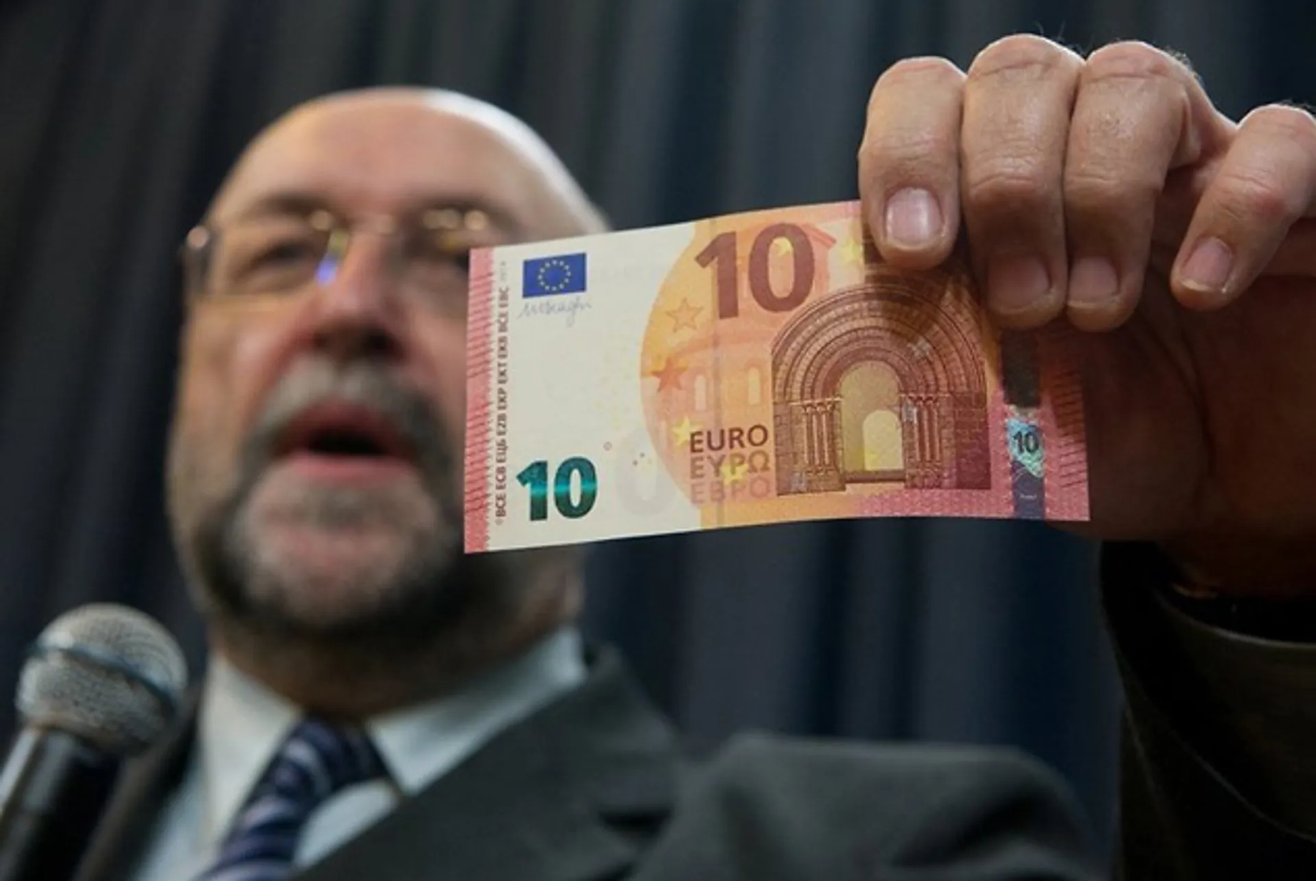 Капитал - В обращение ввели новые банкноты номиналом 10 евро