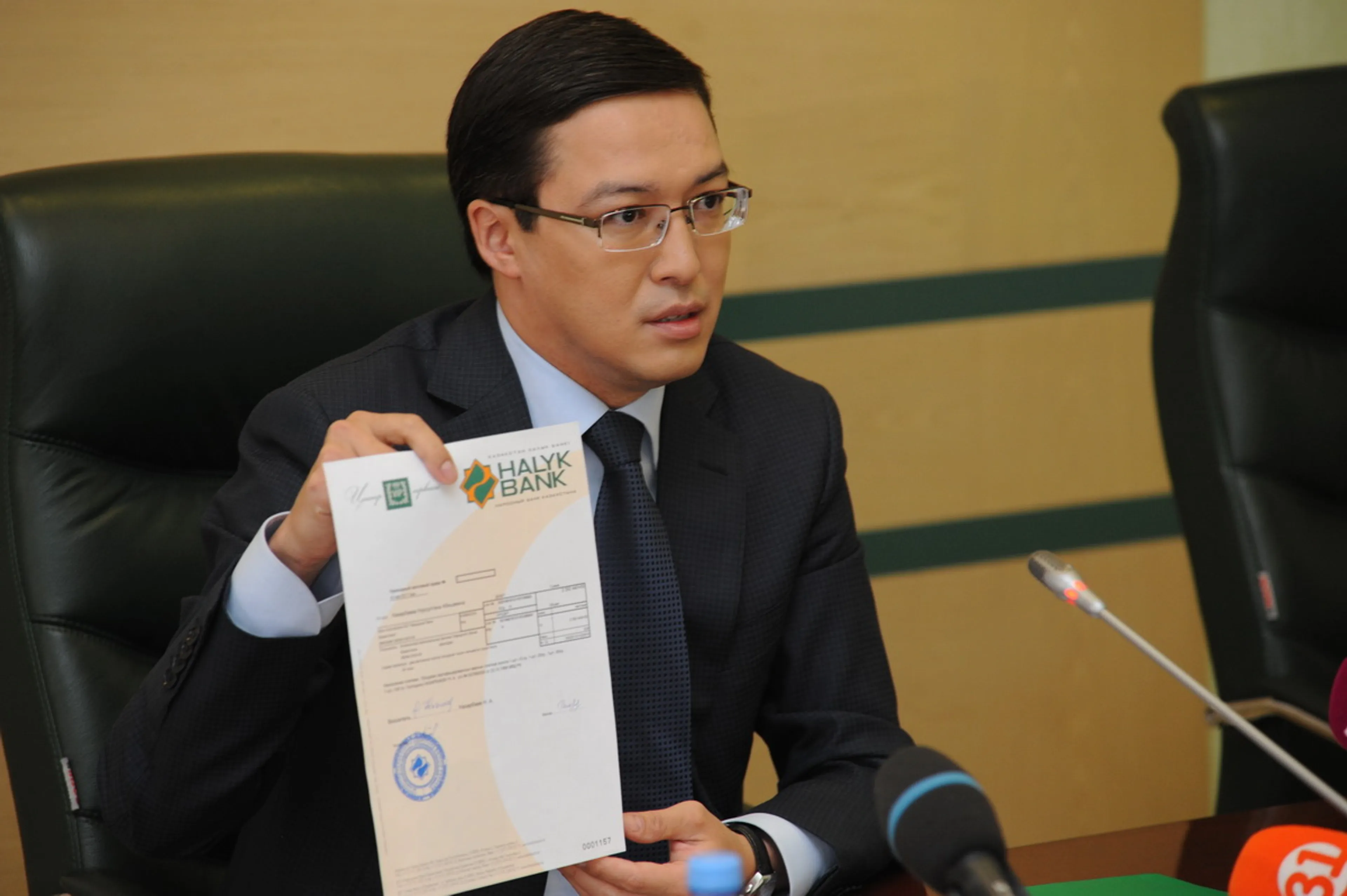 Капитал - Нурсултан Назарбаев первым купил слитки золота Нацбанка