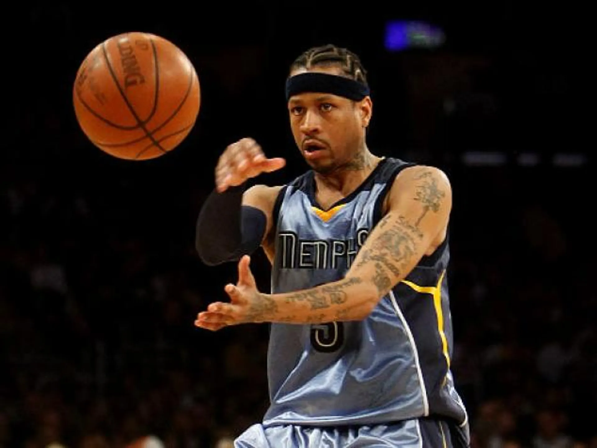 Капитал - Аллен Айверсон вынужден просить милостыню