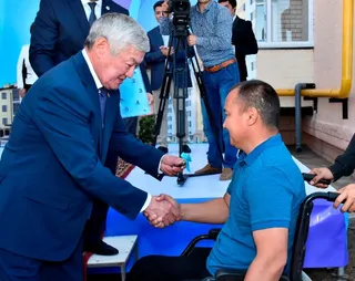 Капитал - В День Конституции 90 семей получили квартиры в Актобе