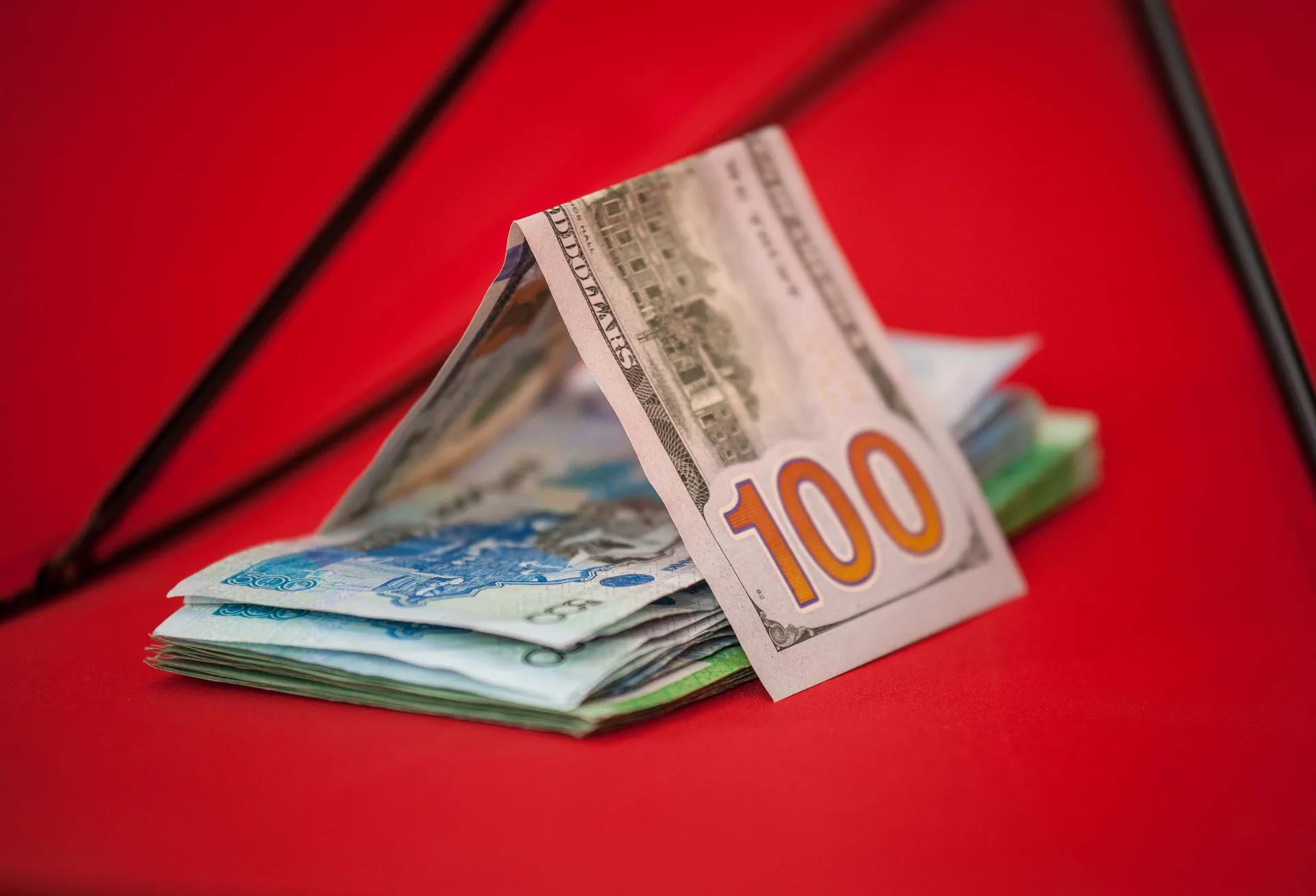 Капитал - Курс доллара на дневной сессии – 338,4 тенге