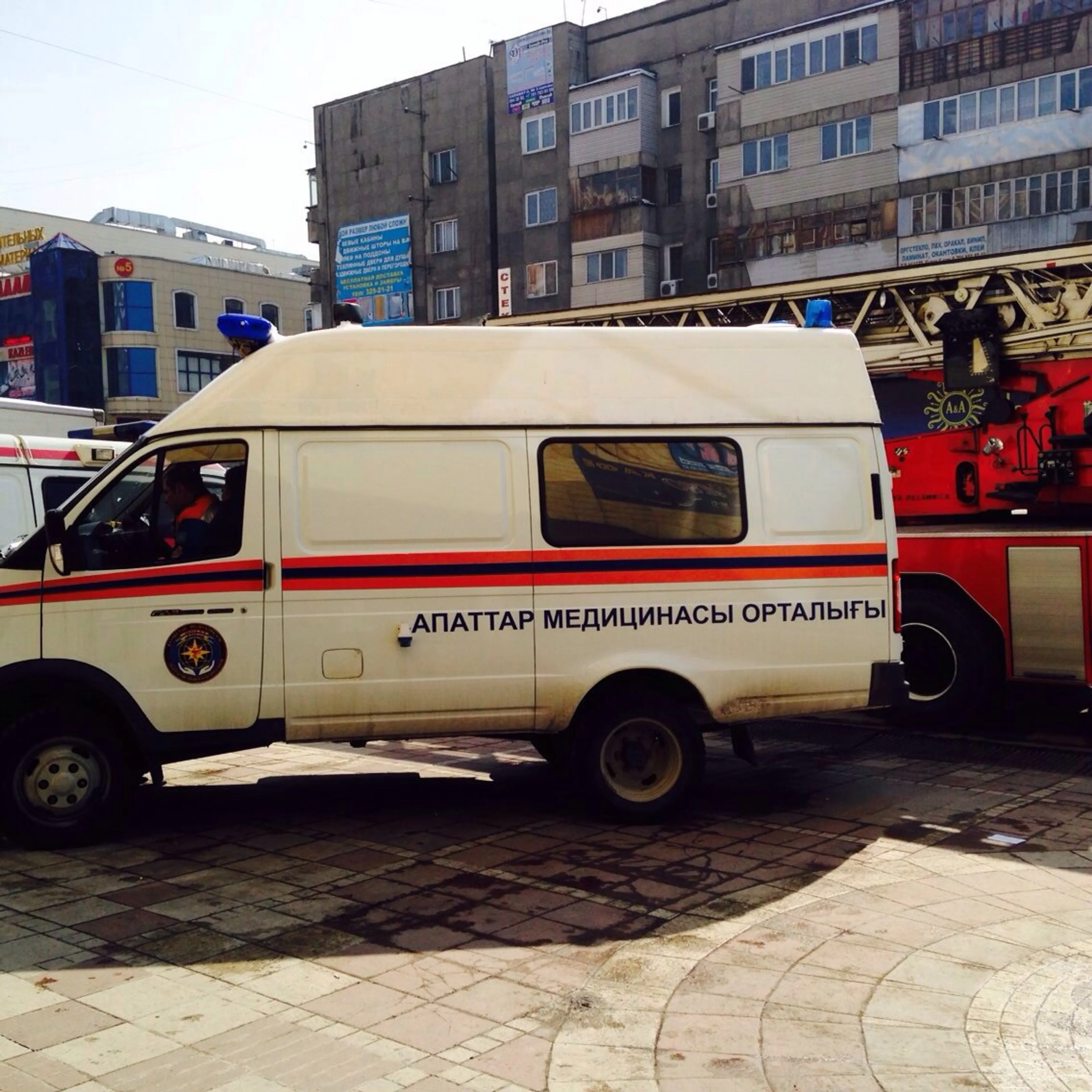 Капитал - В Алматы горит торговый дом Азат