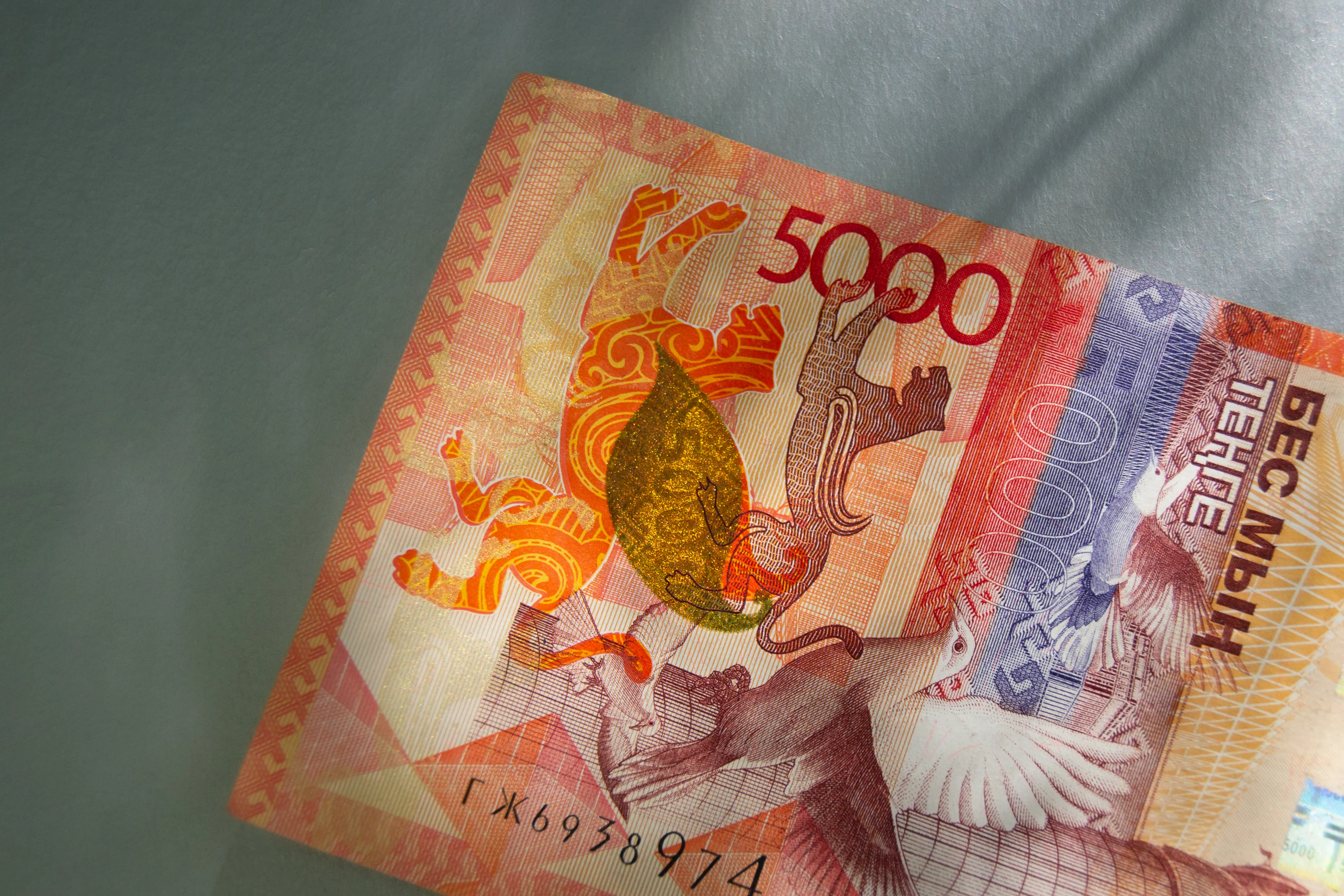 Капитал - На бирже доллар продается возле отметки 484 тенге