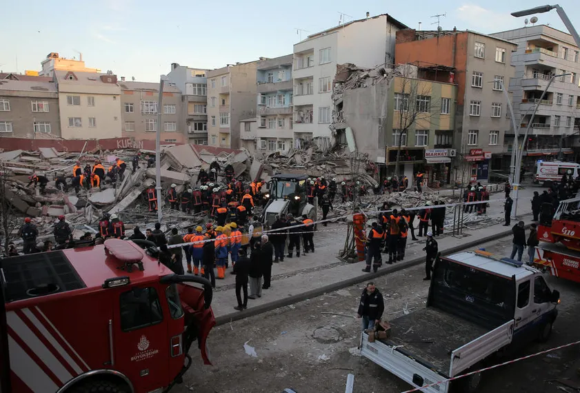 Капитал - Возросло число жертв обрушения дома в Стамбуле