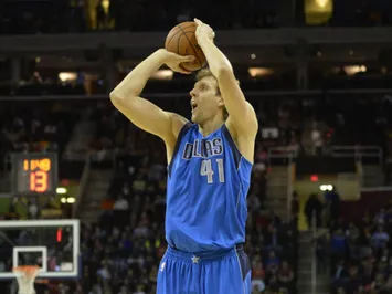 Дирк Новицки стал самым результативным легионером НБА