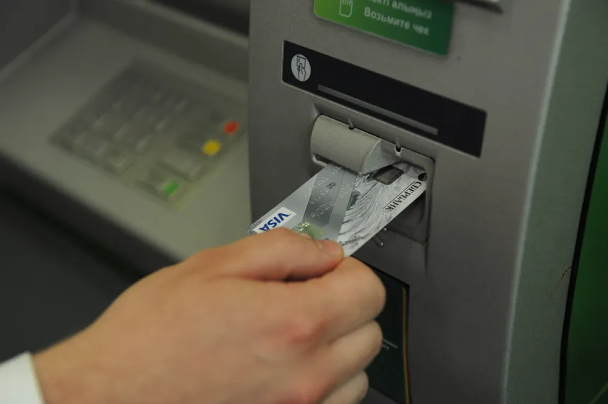 Капитал - Сбербанк отменил комиссии за снятие наличных в банкоматах других банков