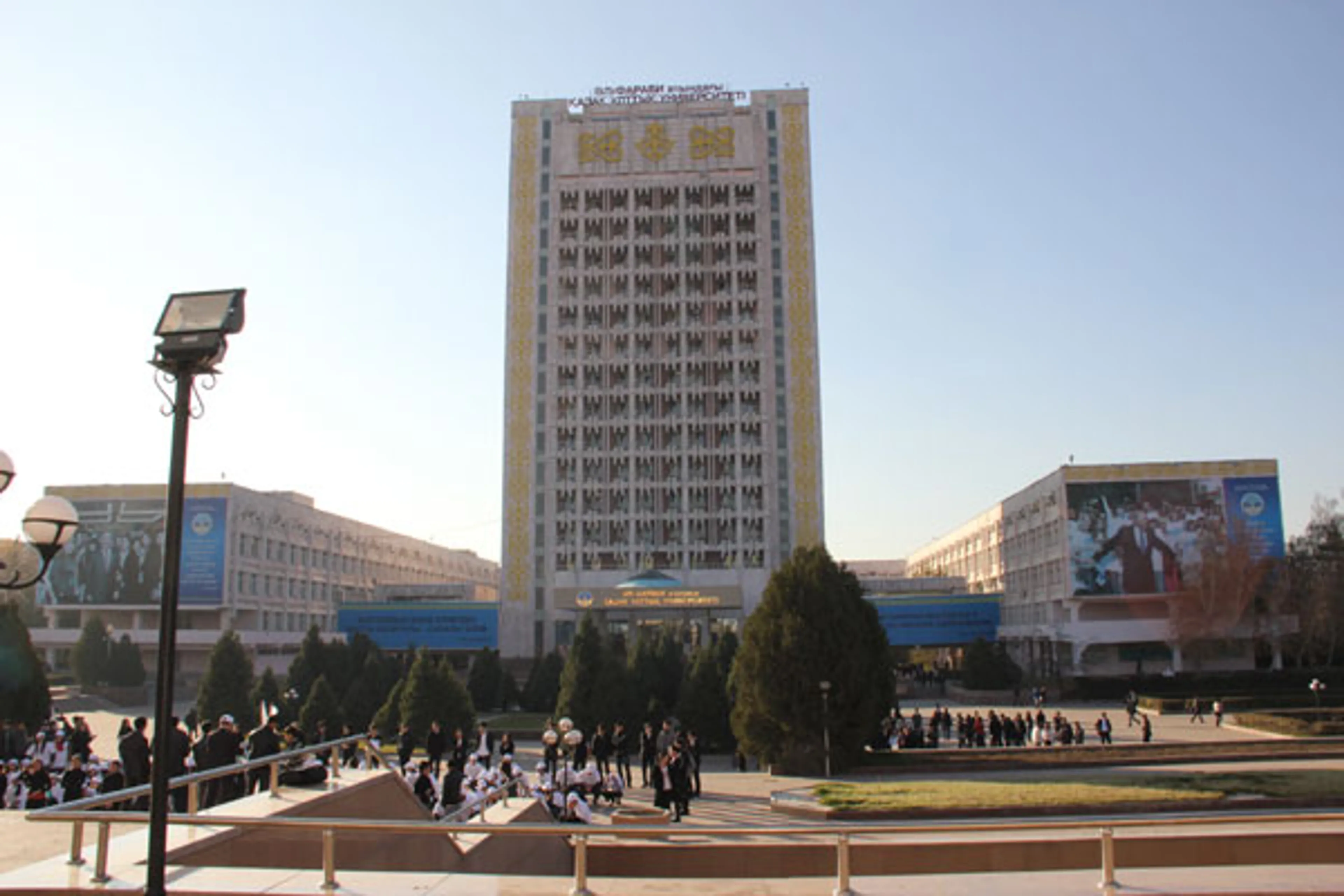 Капитал - Фигурантке скандала в КазНУ угрожают неизвестные