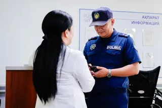 Капитал - В шести больницах Астаны установили полицейские посты