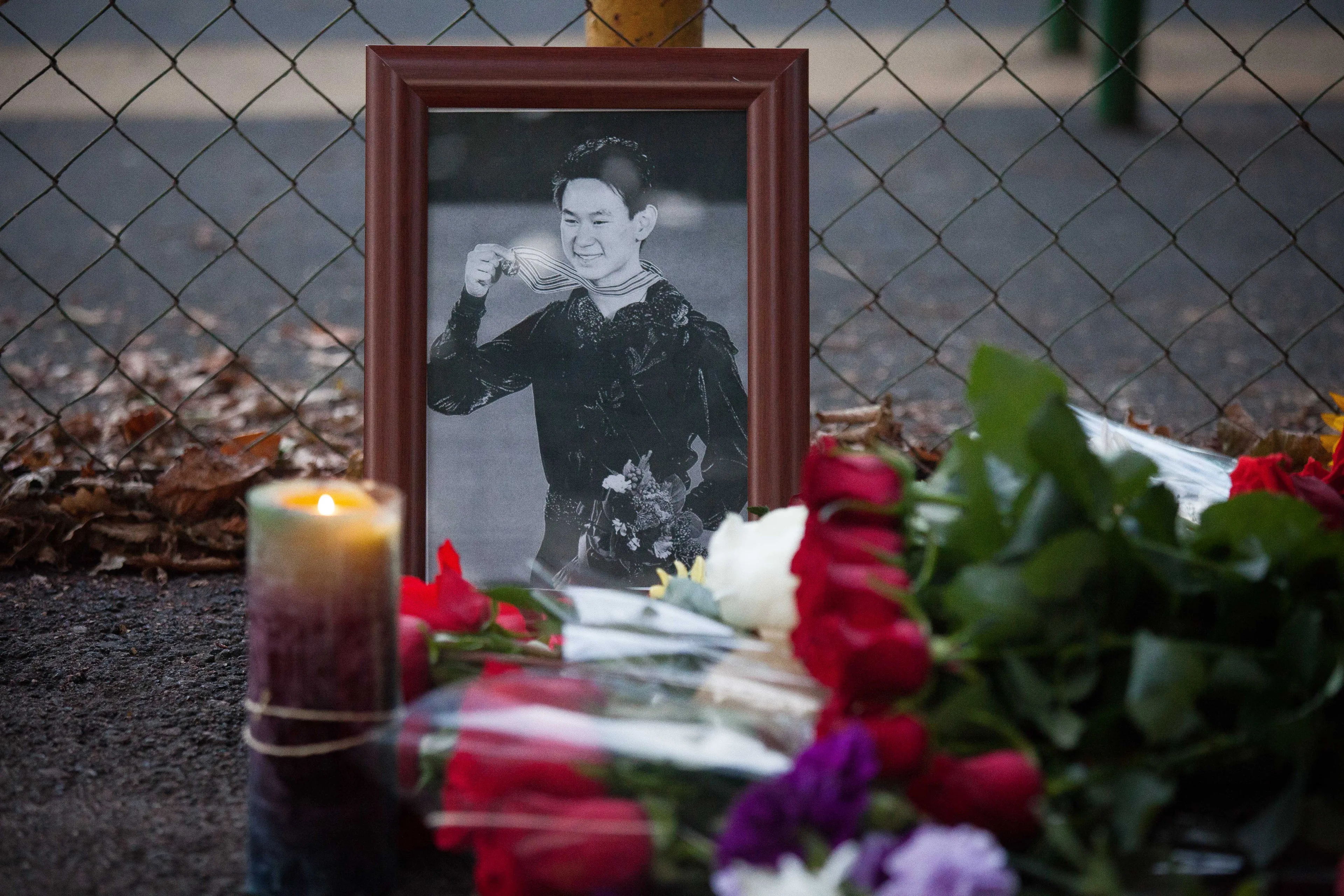 Капитал - Алматинцы несут цветы к месту трагедии