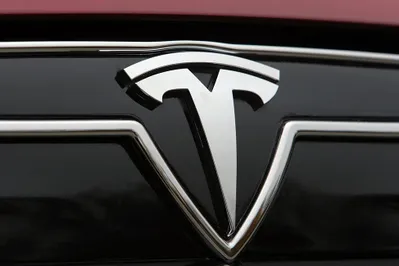 Tesla впервые продала больше 100 тысяч машин за год