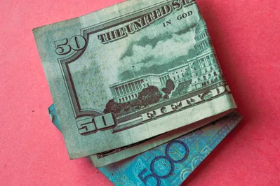 В обменниках доллар продается по 392 тенге