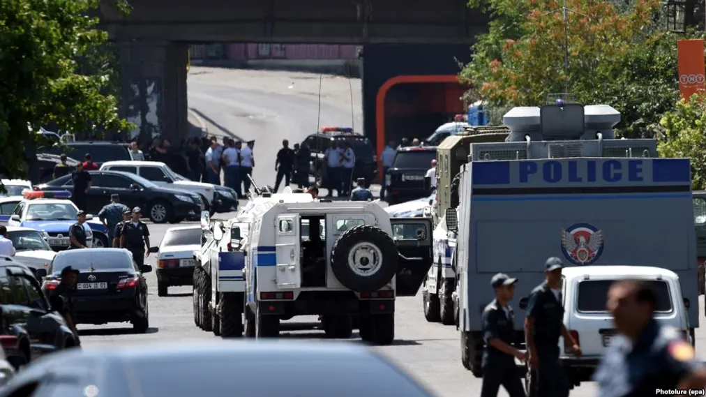 Капитал - Все захватившие здание полиции в Ереване сдались властям