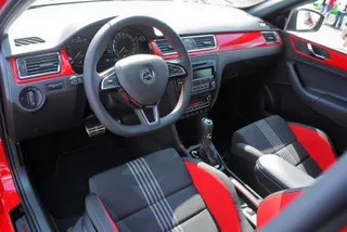 Капитал - Rapid примеряет спортивный костюм