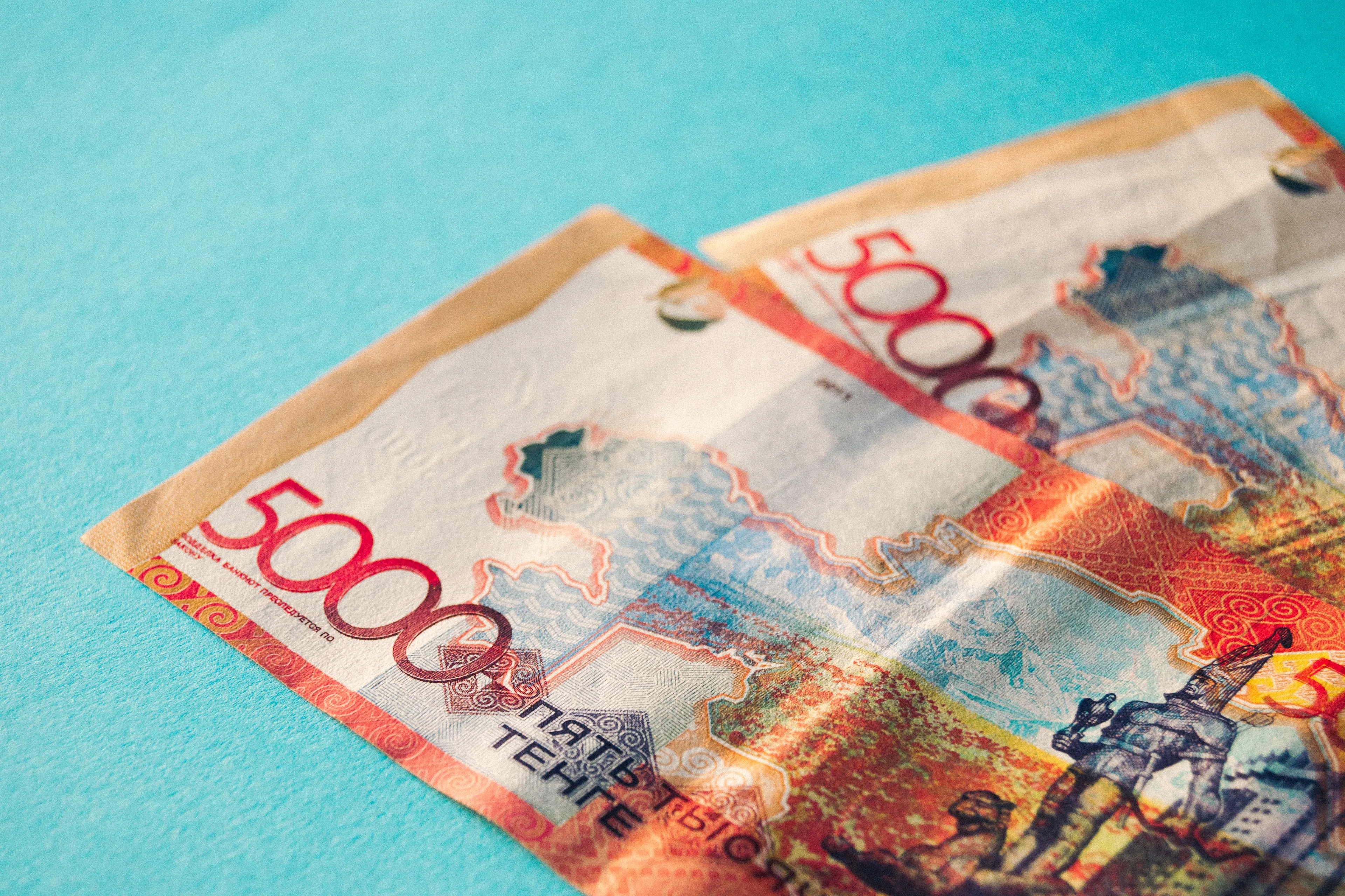 Капитал - На бирже доллар продается возле отметки 463 тенге