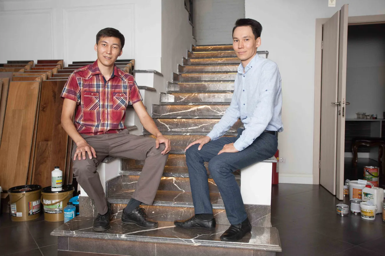 Два алматинца поднимаются к прибыли по светящимся лестницам - фото kapital.kz