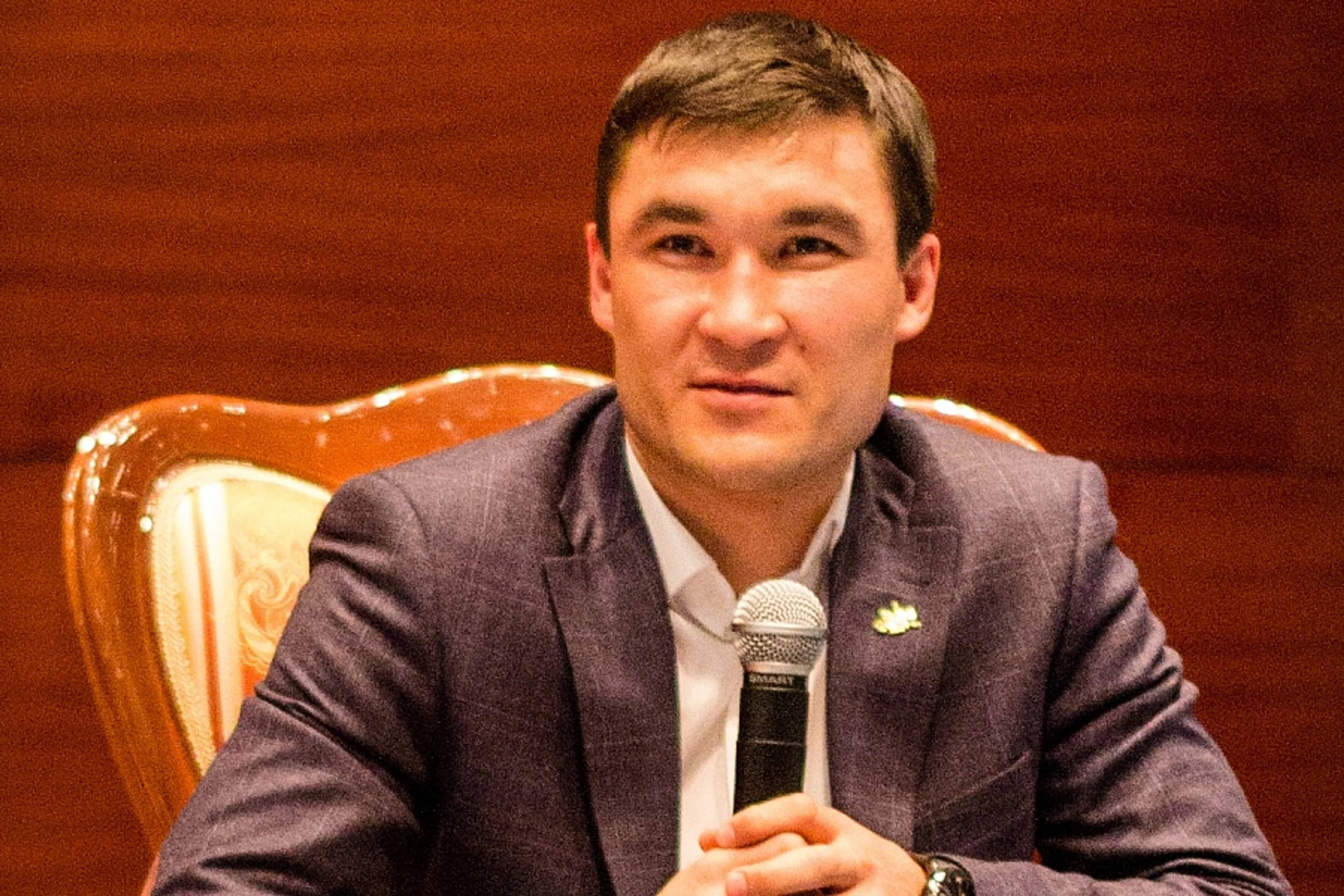 Капитал - Серик Сапиев пожаловался на высокую цену парковки в аэропорту столицы