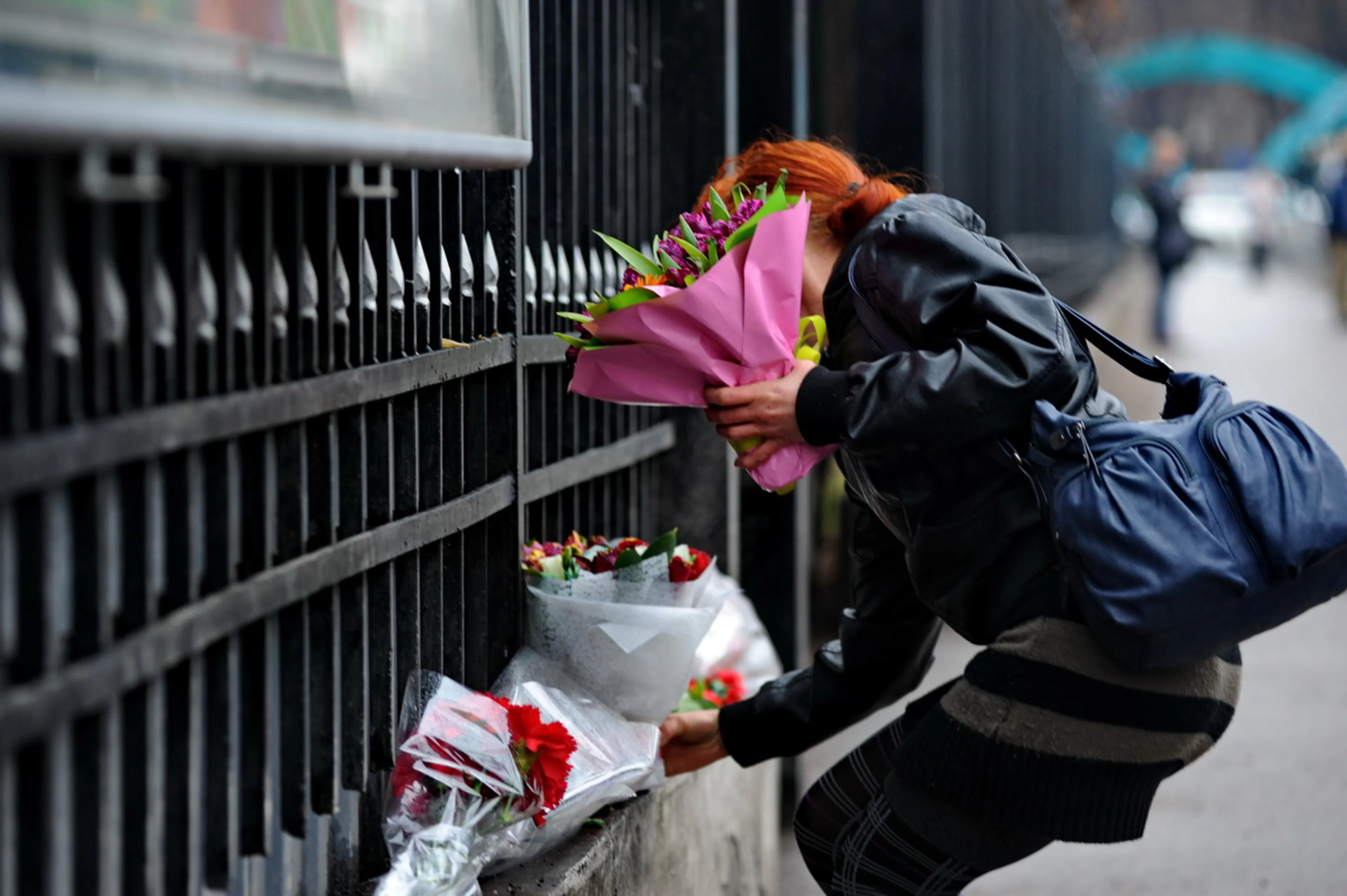 Капитал - Алматинцы несут цветы к консульству России