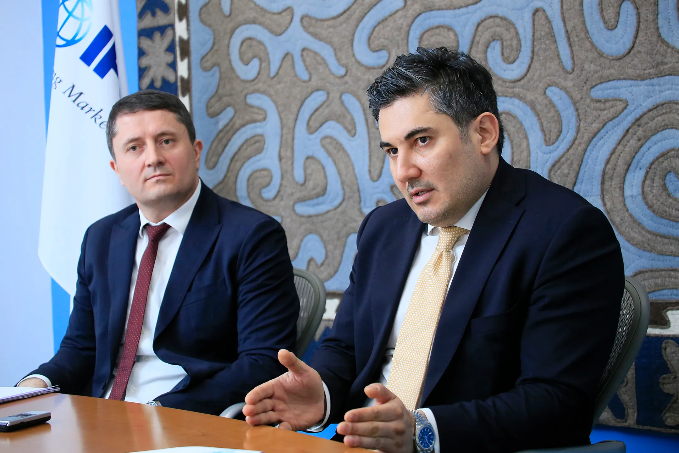 Бозор Давлатмамадов (слева) и Бехзод Артыков (справа), ведущие эксперты IFC по инвестициям