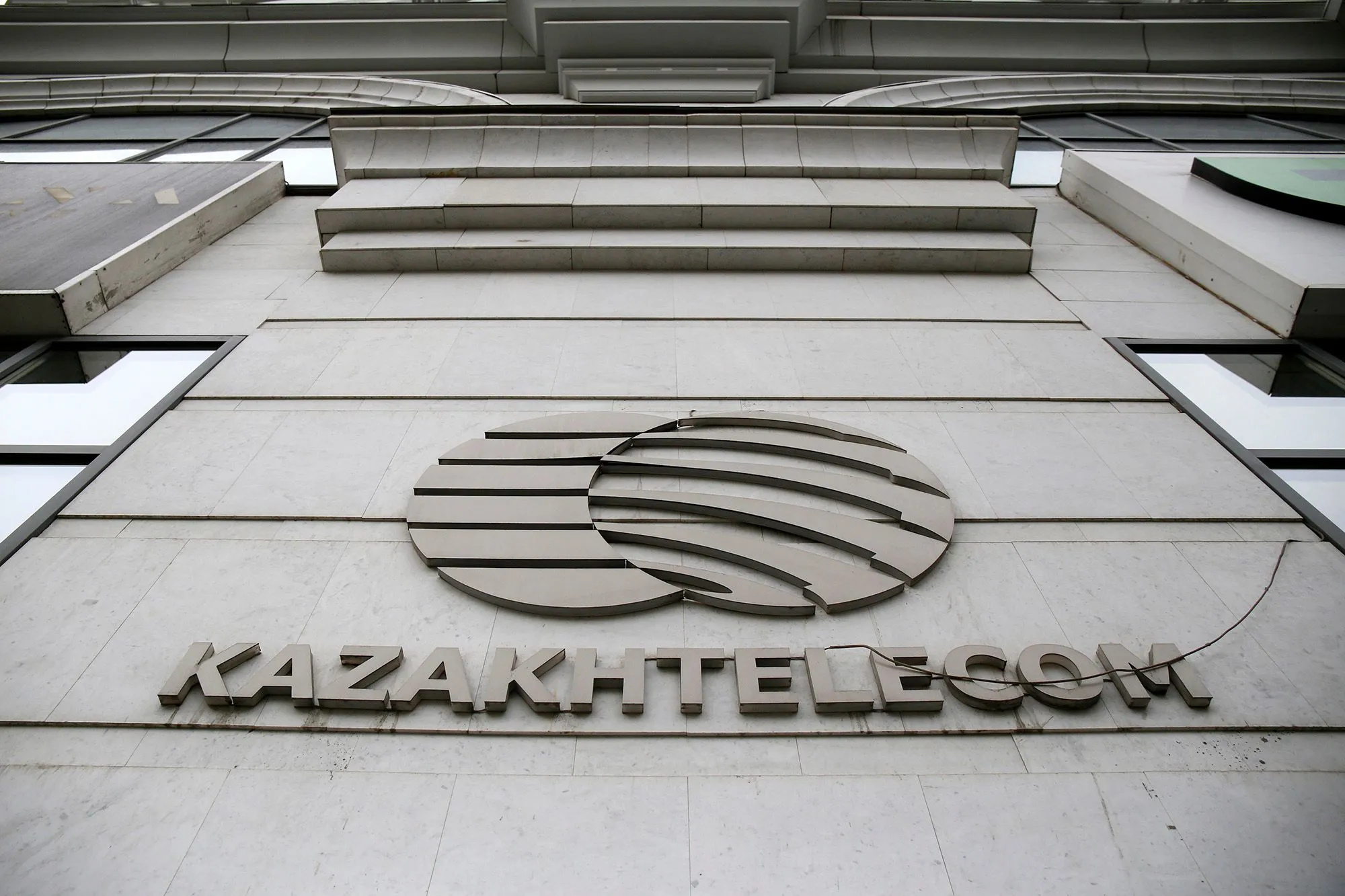 На KASE приостановили торги привилегированными акциями Казахтелекома