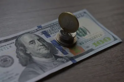 Неделя на валютном рынке началась с укрепления доллара