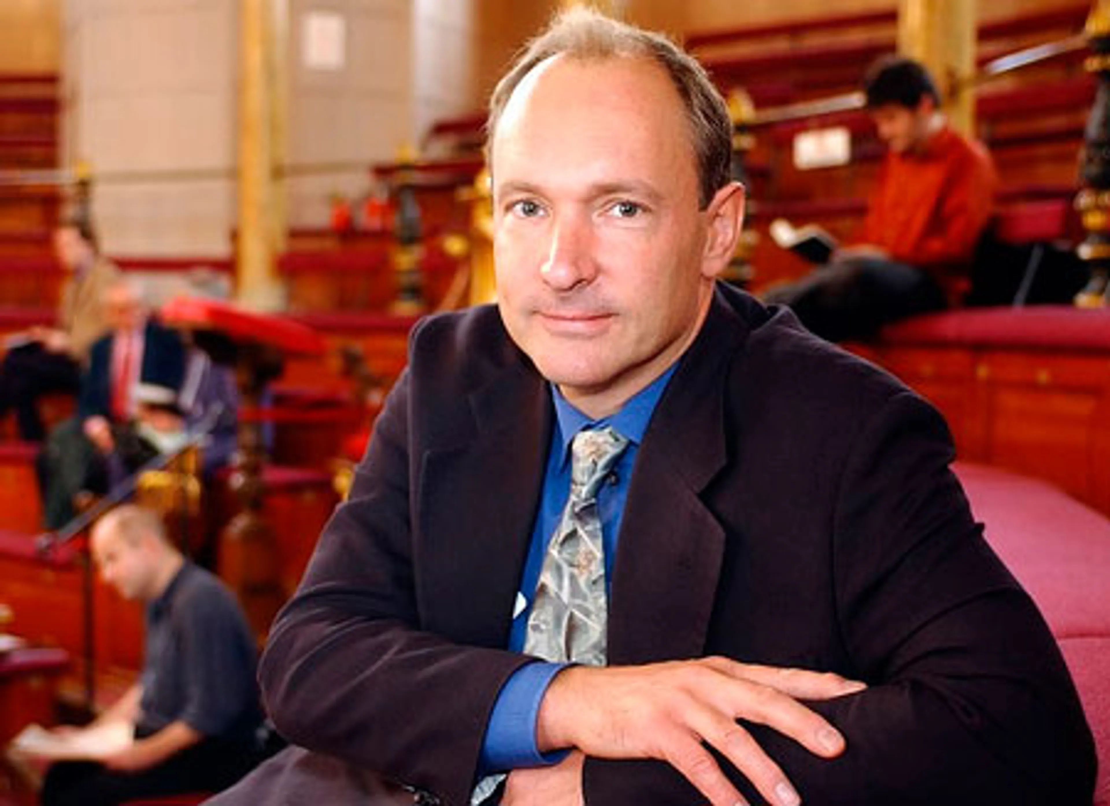 Капитал - Елизавета II вручила премию создателям интернета