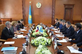 Капитал - Аким ЮКО встретился с послом Франции