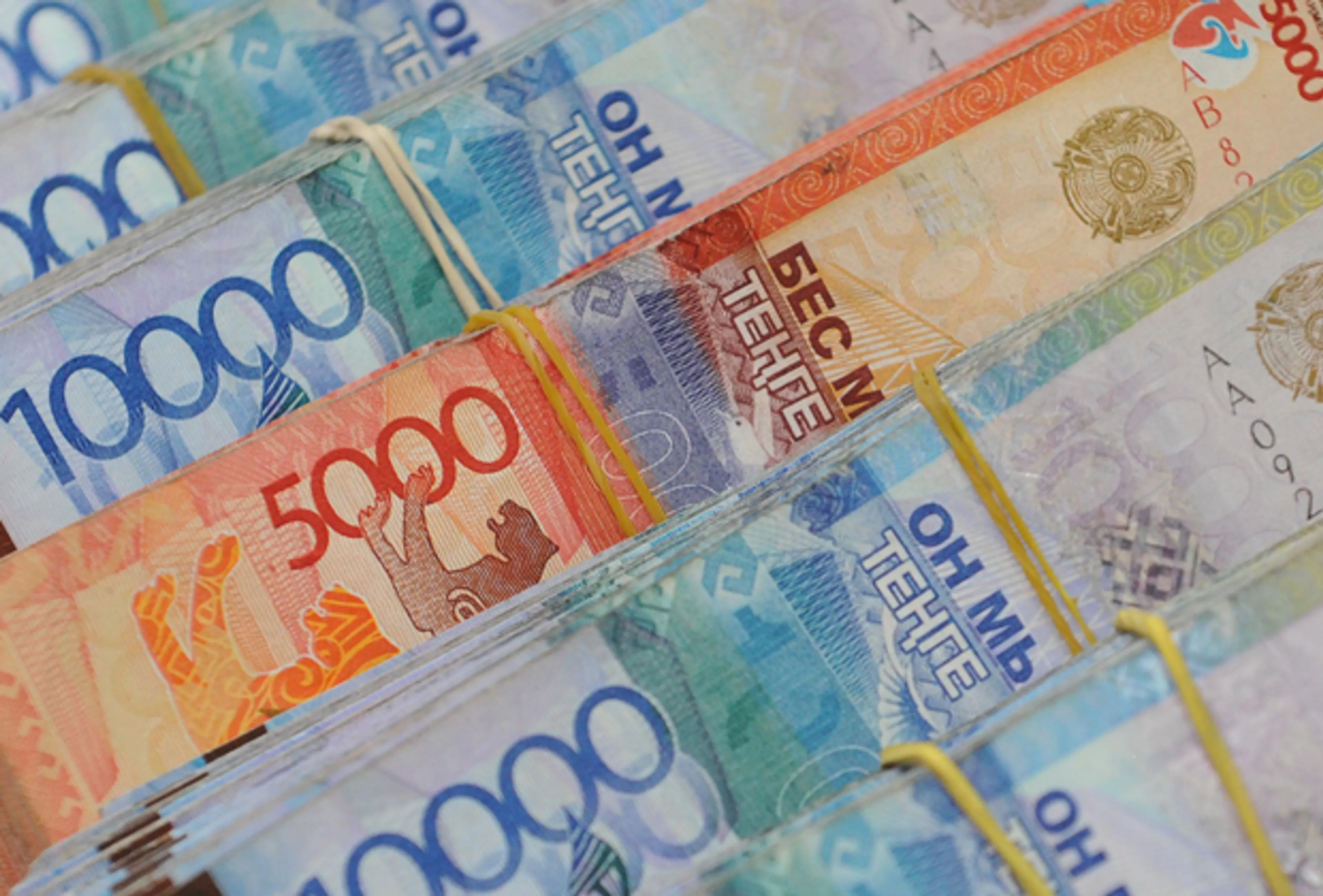 Капитал - На утренних торгах тенге укрепился