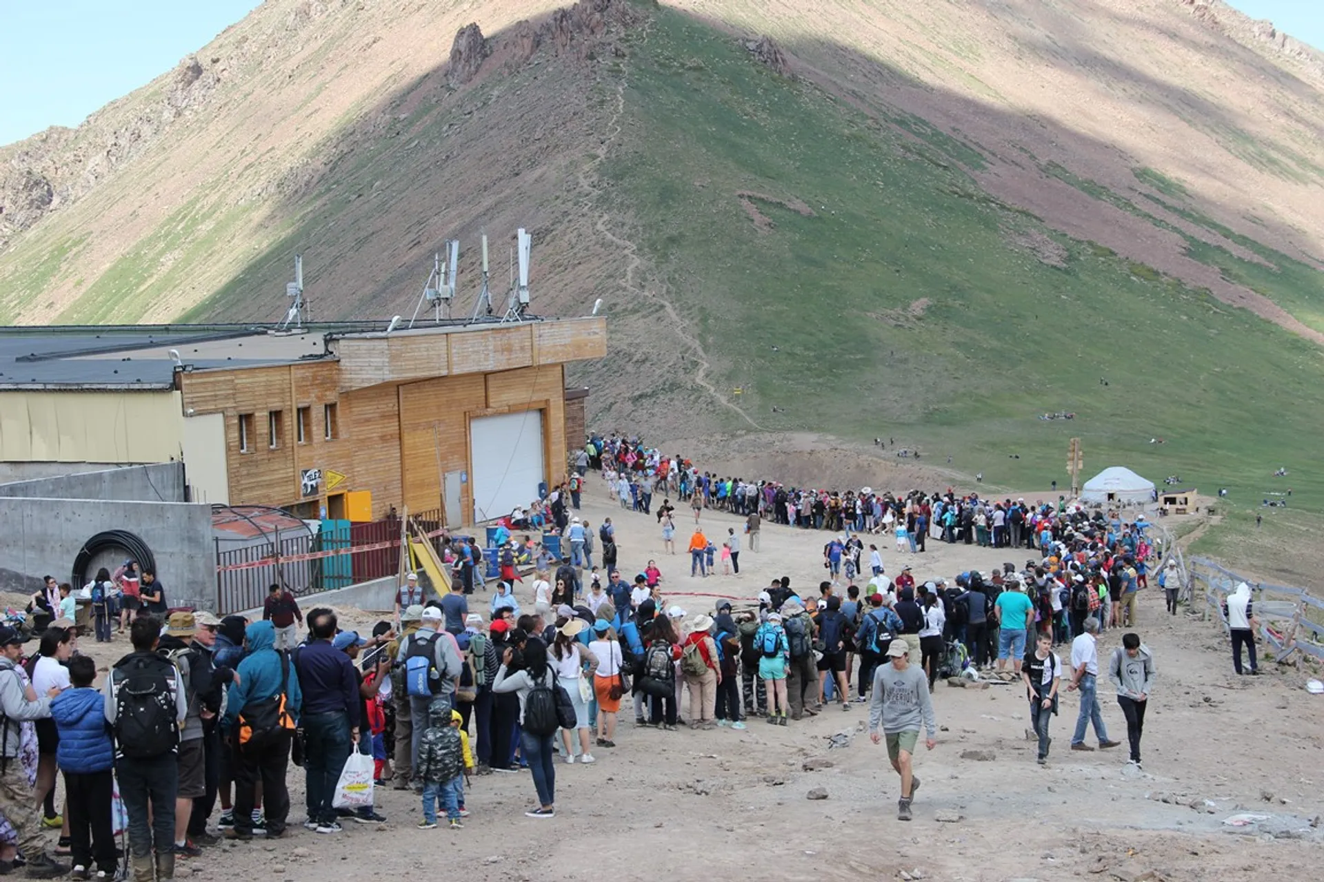 Капитал - Огромная очередь по дороге в горы