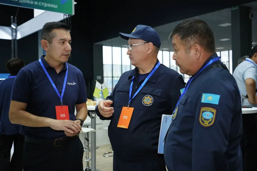 На фото эксперт Hytera демонстрирует решения в сфере связи профессиональным покупателям из Центральной Азии