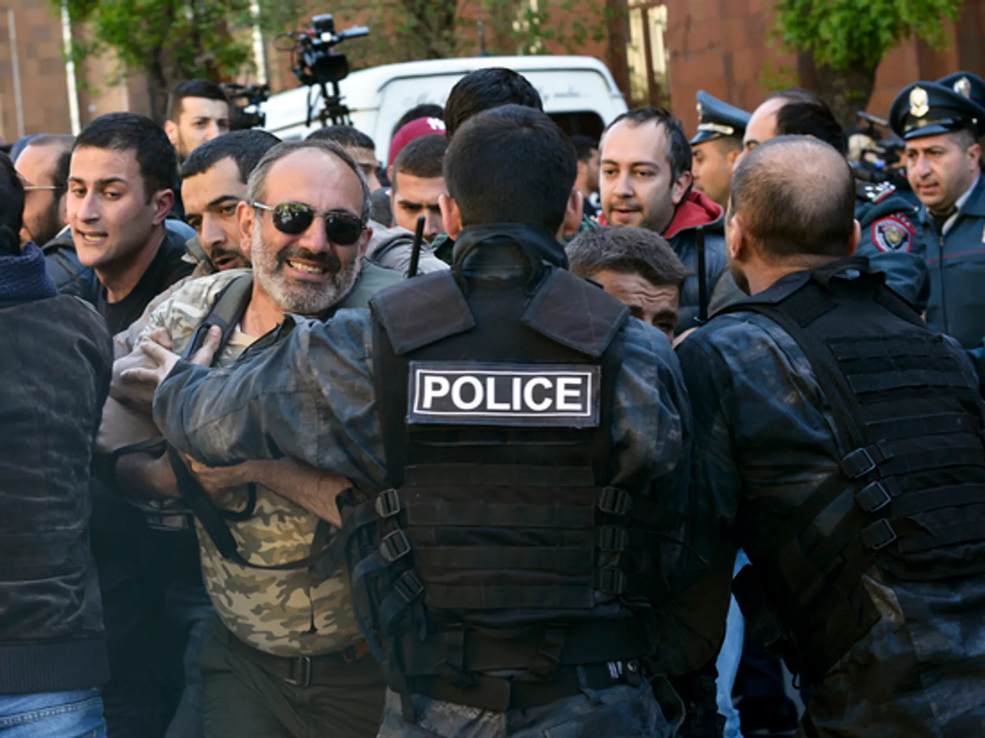 Капитал - Полиция в Ереване задержала более 60 демонстрантов