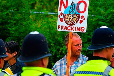 Великобритания продаст под сланцевый газ половину страны