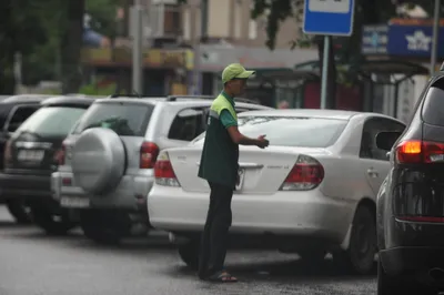 В Алматы намерены бороться со стихийными парковками