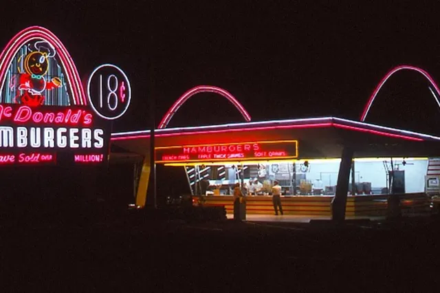 Один из ресторанов сети McDonald’s, 1960-е годы. Фото: corporate.mcdonalds.com