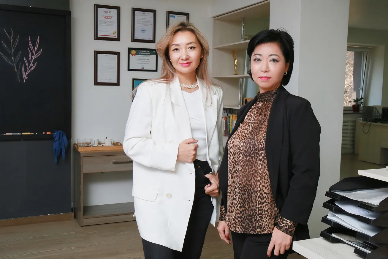 На фото: Асем Сванова и Гульнара  Мухамадиева